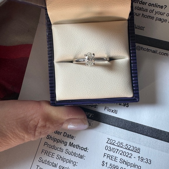 Oval engagement ring - Picture 1 of 6